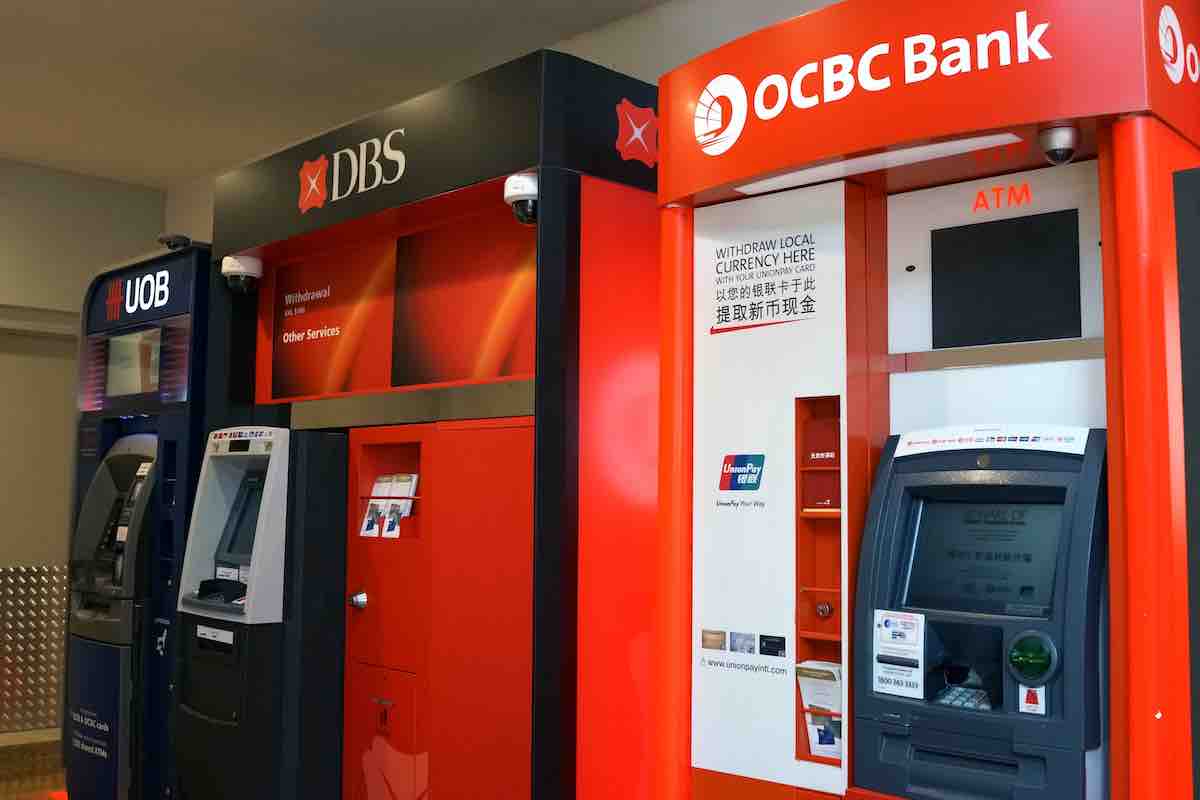 dbs uob ocbc share price dividend yield oct 2025
